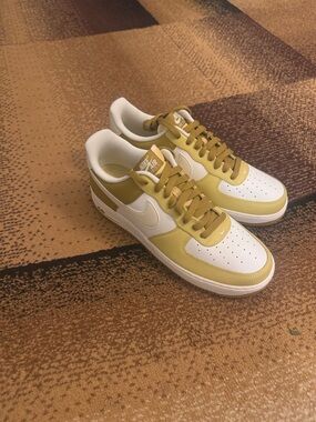Nike Air Force 1 Low Olive/White 🍃 Women’s Favorite – Size 10 Men / 11.5 Women